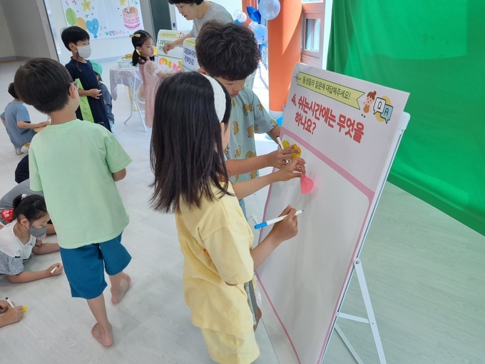 달빛 유치원을 졸업한 초등학교 1학년생이 동생들에게 반갑다는 글을 쓰고 있다. (사진=김포교육지원청 제공) 