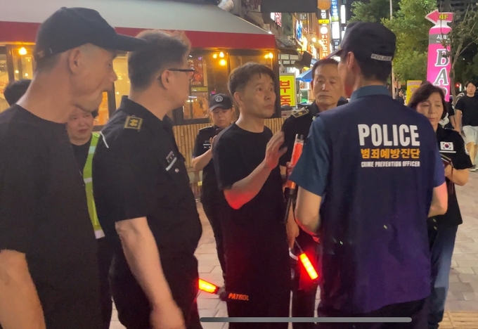 지난 8일 계양경찰서 관계자들과 자율방범대 등이 계양 문화의 거리에서 범죄 예방 순찰을 하고 있다. ( 사진 = 계양경찰서 제공 )<br>
