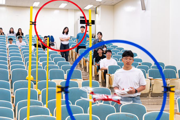 세종대 전공탐색의 날 행사에 참여한 학생들이 지능형드론융합전공의 드론레이싱대회에서 드론을 조정하고 있다. (사진=세종대학교 제공)
