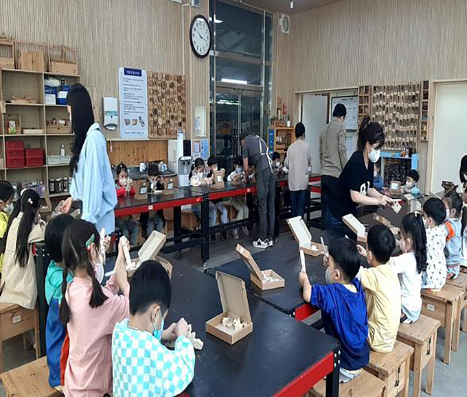 성남시식물원 내 목공체험장에서 진행 중인 원목 생활 소품만들기 프로그램에 어린이들이 참여하고 있다. (사진=성남시 제공)