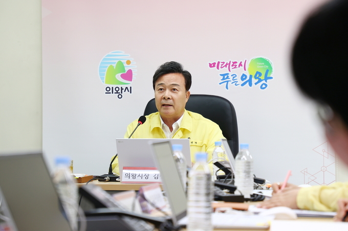 김성제 의왕시장이 재난안전상황실에서 태풍 피해 예방을 위한 대책 회의를 열고 있다. (사진=의왕시 제공)