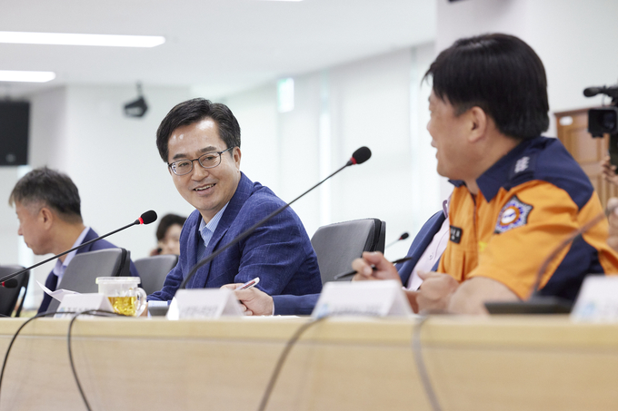 9일 오전 다목적회의실에서 김동연 경기도지사, 경제부지사, 소방재난본부장 등이 참석한 가운데 도지사 주재 실국장회의가 열리고 있다. (사진=경기도 제공)