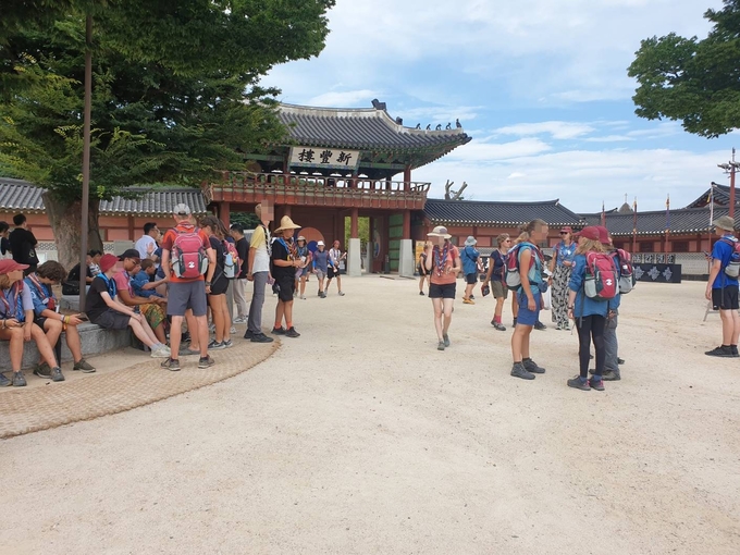 9일 오전 수원 화성행궁 광장에서 스카우트 대원들이 휴식을 취하고 있다. (사진=나규항 기자)