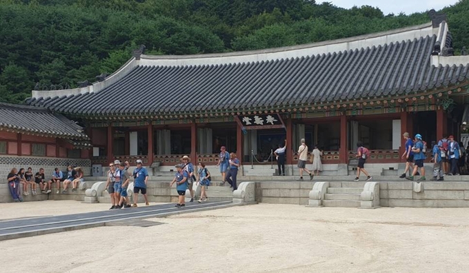 9일 오전 수원 화성행궁 안에서 스카우트 대원들이 행궁을 관람하고 있다. (사진=나규항 기자)