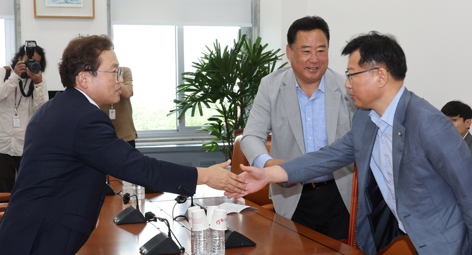 국민의힘 이양수 원내수석부대표와 더불어민주당 송기헌 원내수석부대표가 31일 오전 서울 여의도 국회에서 열린 여야 수해복구 태스크포스 2차 회의에서 인사하고 있다.