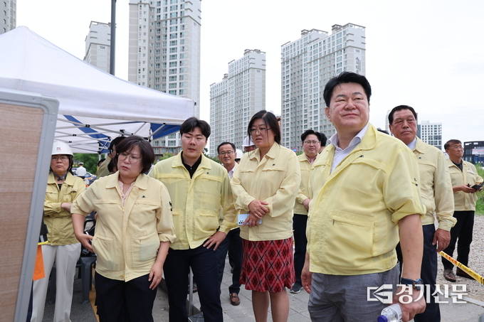 사고현장을 방문한 안성시의원들. (사진=안성시의회 제공)
