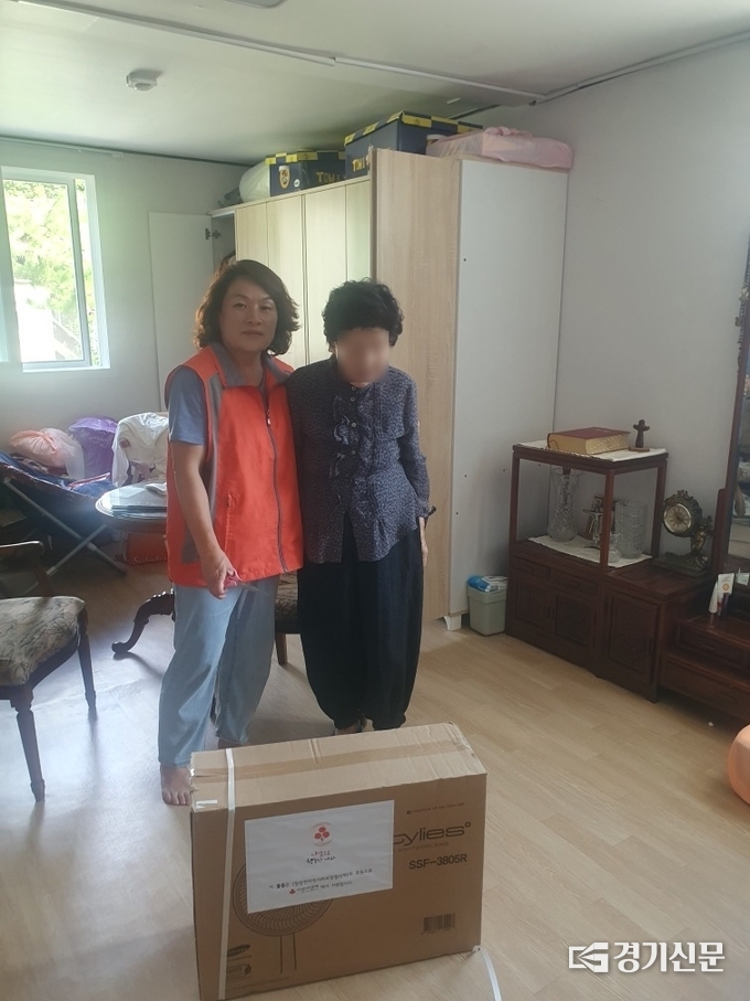양성면지역사회보장협의체가 취약계층에게 선풍기를 전달하고 있다. (사진=안성시 제공)