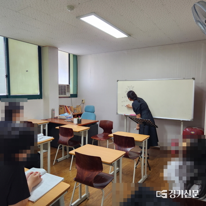 죽산면 지역사회보장협의체 교육지원 사업으로 수업을 진행 중이다. (사진=안성시 제공)
