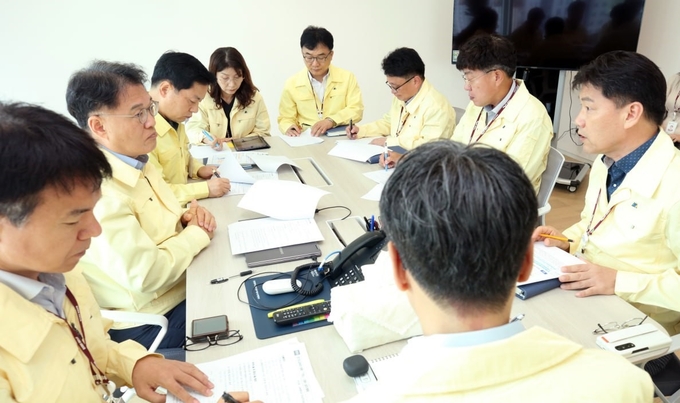 9일 경기도교육청 관계자들이 학교 태풍 피해 대비를 위해 긴급회의를 열고 있다. (사진=경기도교육청 제공) 