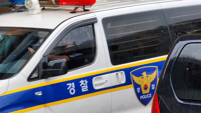  호송차에 탑승한 채 수원지검 성남지청으로 송치되는 최원종. (사진=박진석 기자)