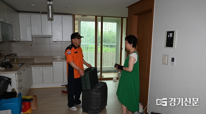 화재 피해를 입은 주민에게 소방관이 지원물품을 전달하고 있다. (사진=분당소방서 제공)