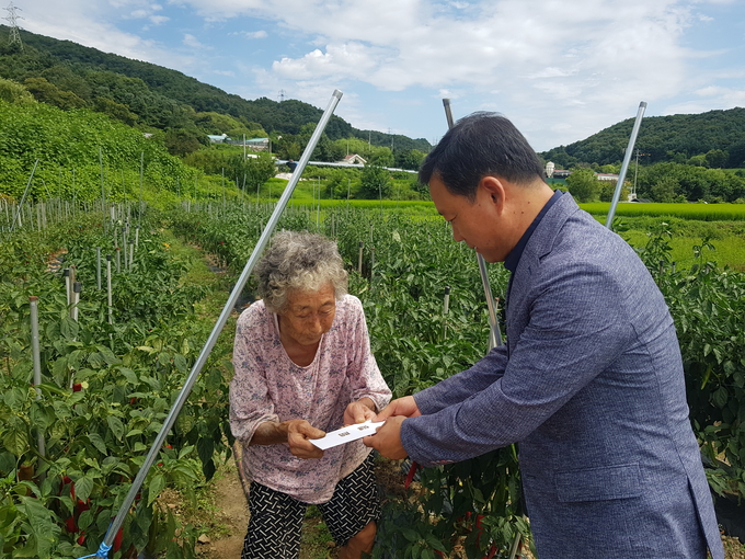 가평읍행정복지센터 관계자가 광복절을 맞이하여 가평읍에 거주하시는 독립유공 애국지사 유족을 찾아뵙고 있다. (사진=가평읍행정복지센터 제공)