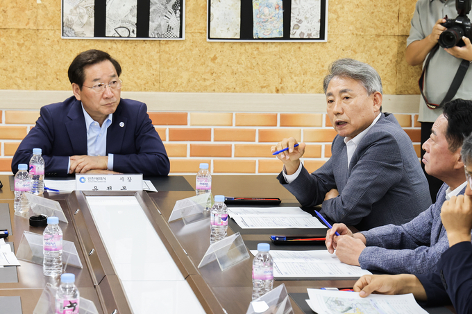 10일 오전 윤환 구청장과 유정복 시장이 계양TV 현안사항 논의를 위한 회의를 하고 있다. ( 사진 = 계양구 제공 )