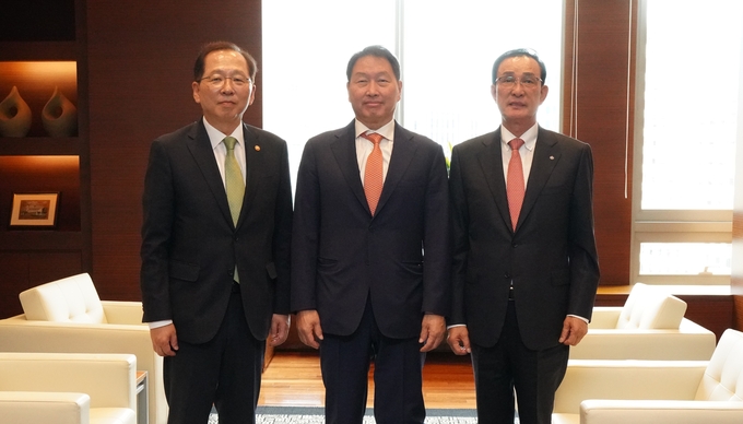 노동진 수협중앙회장이 지난 9일 최태원 대한상공회의소 회장, 조승환 해양수산부 장관 면담을 갖고 기념촬영을 하고 있다. (사진=수협중앙회 제공)