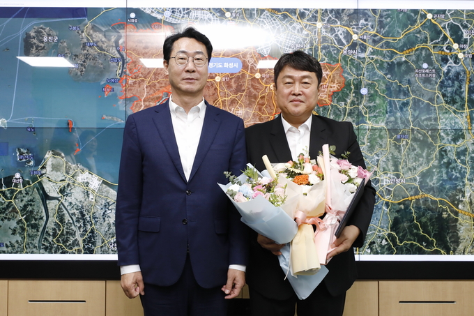  정명근 화성시장이 화성시사회복지재단 신임 대표이사에 고원준(사진 오른쪽) 전 화성시 정책추진단장을 임명했다.(사진 화성시제공