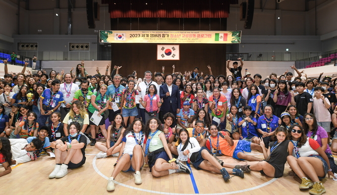세계 스카우트 잼버리 한국대회에 참석한 멕시코 대원들의 오산 방문 공식 일정을 무사히 마쳤다.(사진=이권재시장과 멕시코 잼버리 대원둘이 한께 기념사진을 촬영하고 있다. (사진=오산시 제공)