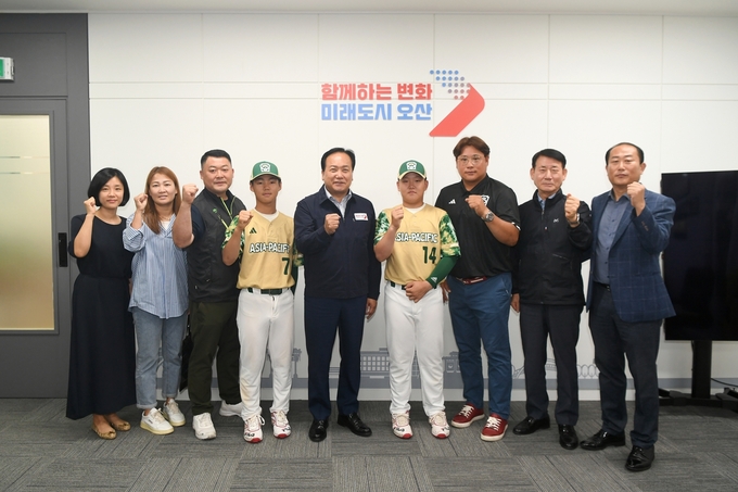 이권재 오산시장이 지난 10일 시장 집무실에서 선수와 감독을 격려하고 있다.(사진=오산시 제공)