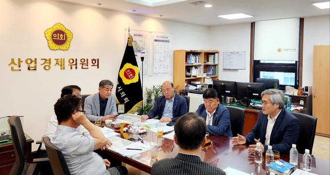 지난 11일 인천시의회 산업경제위원실에서 산경위원들과 김진용 인천경제청장이 논의하고 있다. ( 사진 = 인천시의회 제공 )