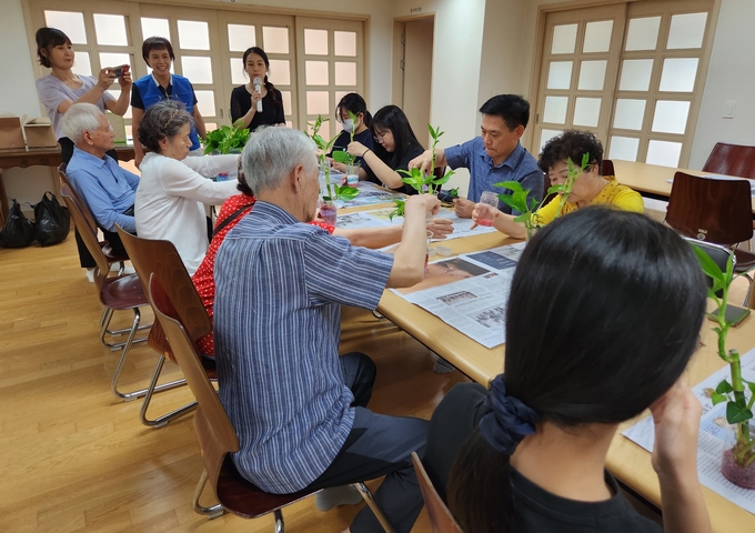 지난 9일 오후 인천 남동구 간석3동 간석LH2단지 아파트 경로당에서 학생들과 노인들이 꽃 화분을 만들고 있다. ( 사진 = 남동구 제공 )