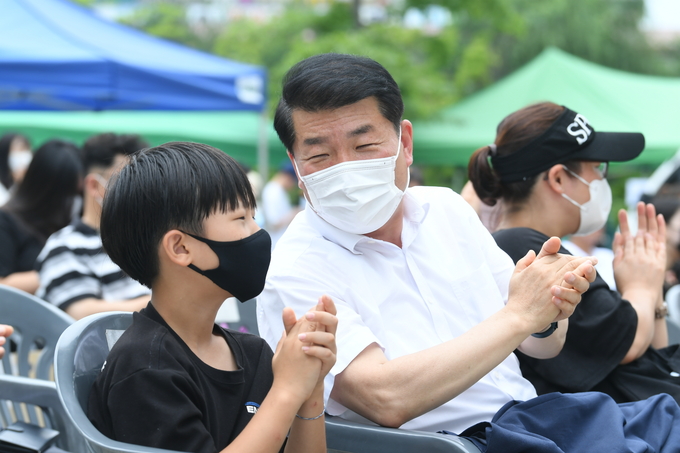백경현 시장이 축제 참석 어린이와 대화를 나누고 있다.(사진=구리시 제공)
