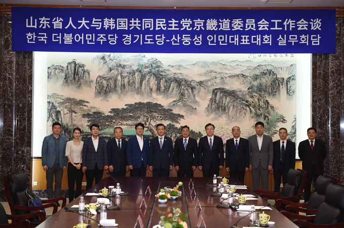 8일 중국 산둥성에서 개최된 더불어민주당 경기도당과 산둥성인민대표대회상무위원회 간담회. 왼쪽에서 세번째부터 이재휘 경기도당 사무처장, 민주평통 설규종 부의장, 안민석 국회의원, 임종성 도당위원장, 양둥치 산둥성인민대표대회상무위 부주임. (사진=더불어민주당 경기도당 제공)