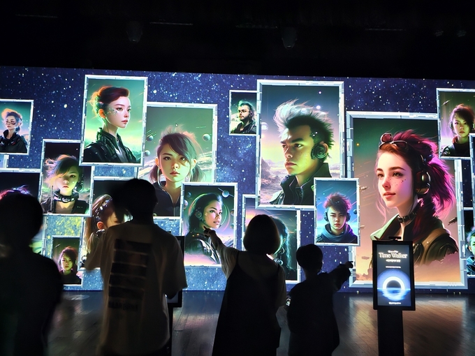 4. GLORY OF THE TIME WALKER : 시간여행자의 영광에서 AI가 생성한 사진이 전시돼 있다. (사진=고륜형 기자)