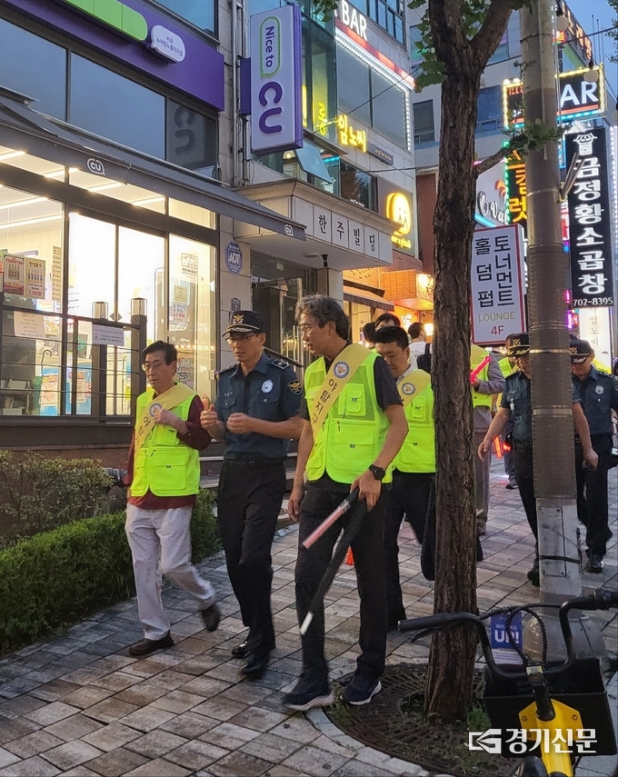 모상묘 서장과 경찰협력단체 등이 야탑역 일대 합동순찰을 진행하고 있다. (사진=분당경찰서 제공)