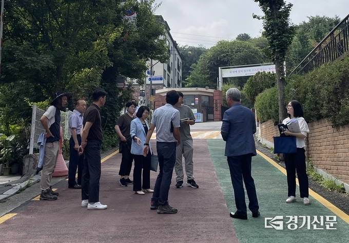 분당영덕여고 교문 앞에서 통학로에 대햔 합동 점검이 진행되고 있다. (사진=성남교육지원청 제공)