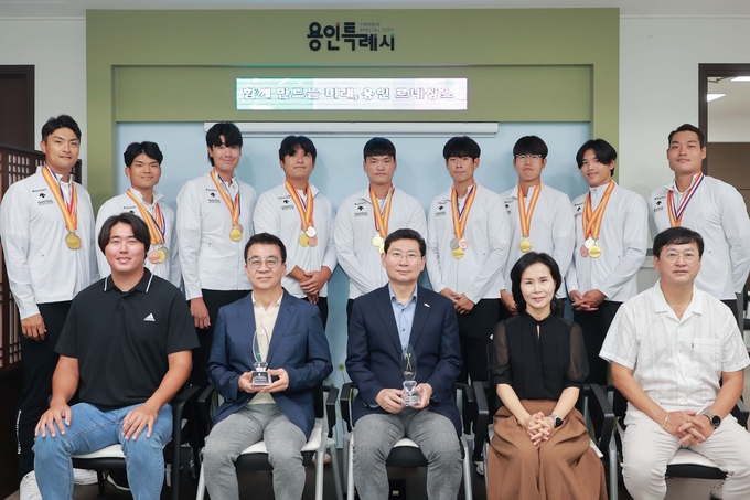 용인특례시청 직장운동경기부 소속 조정팀이 메달을 메고 있다. (사진=용인시 제공)