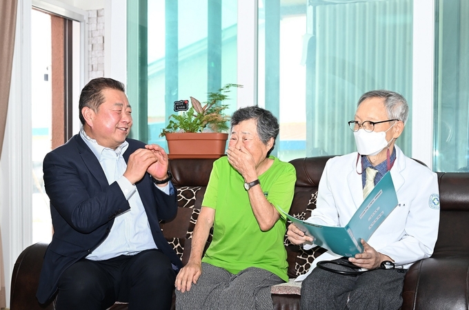 김경일 파주시장이 디엠제트(DMZ) 내 민간인 마을인 대성동 마을을 직접 방문해 고엽제 피해 주민을 위로하고 있다. (사진=파주시 제공)