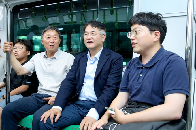 서해선 대곡~소사 이동승객들과 대화를 나누고 있는 이동환 고양시장. (사진=고양시 제공)