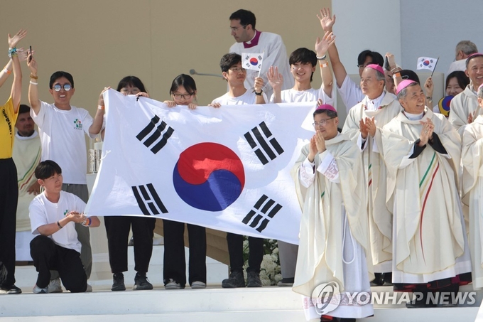 6일(현지시간) 포르투갈 리스본의 테주 공원에서 열린 올해 세계청년대회 폐막 미사에서 프란치스코 교황이 2027년 차기 대회 개최지를 서울로 발표되자 한국의 순례자들이 환호하고 있다. ( 사진 = 연합뉴스 제공 )