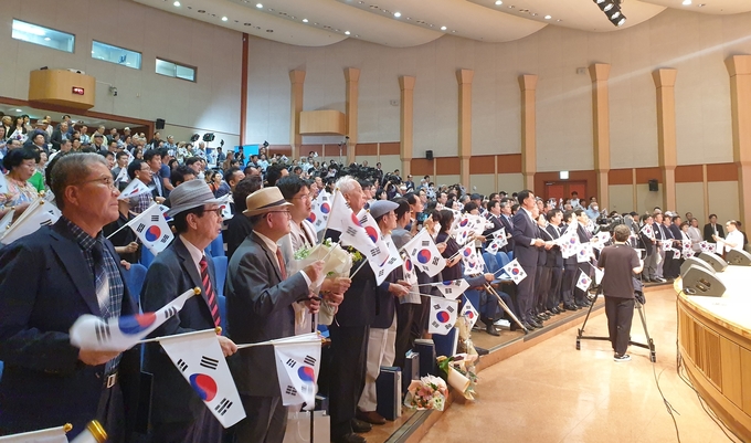 15일 경기도경제과학진흥원에서 열린 광복절 경축식에서 독립유공자 및 그 후손 등이 광복절 노래를 제창하고 있다. (사진=나규항 기자)