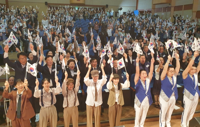 15일 경기도경제과학진흥원에서 열린 광복절 경축식에서 김동연 경기도지사, 염종현 경기도의회 의장, 오희옥 지사 장남 김흥태 씨 등이 만세삼창을 하고 있다. (사진=나규항 기자)
