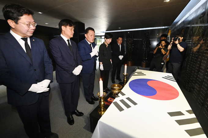 15일 수원현충탑에서 김승원(왼쪽부터) 국회의원, 김영진 의원, 이재준 수원시장, 백혜련 국회의원, 이재식 수원시의회 부의장이 참배를 하고 있다. (사진=수원시 제공)