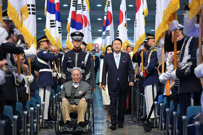 윤석열 대통령과 김건희 여사가 15일 서울 이화여대 대강당에서 열린 제78주년 광복절 경축식에 오성규, 김영관 애국지사와 함께 입장하고 있다. (사진=대통령실 제공)