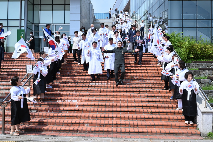 구리아트홀 광장에서 다같이 태극기를 손에 들고, 청산리전투에서 승리하고 돌아온 김규식 장군을 주제로 한 ‘대한독립 만세’를 외치며 독립운동을 재현하는 퍼포먼스 행사를 가졌다.(사진=구리시 제공)