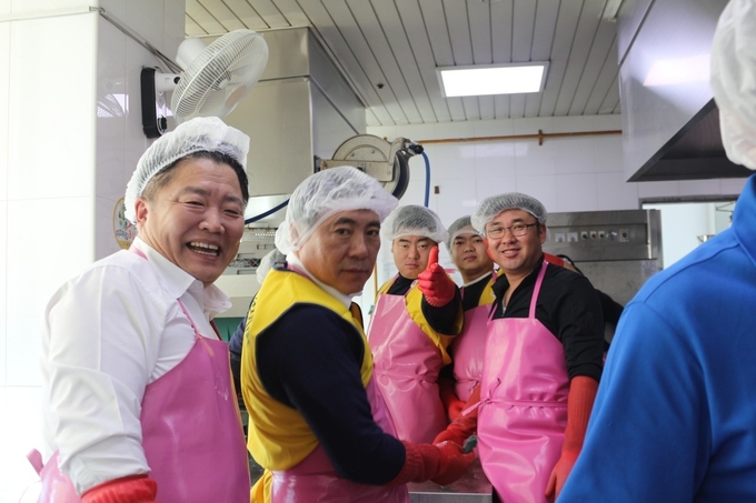 경희대학교 테크노경영대학원AMP 총동문회 동문들이 수원 무료급식소 설거지 봉사에 참여해 기념사진을 촬영하고 있다. (사진=총동문회 제공)