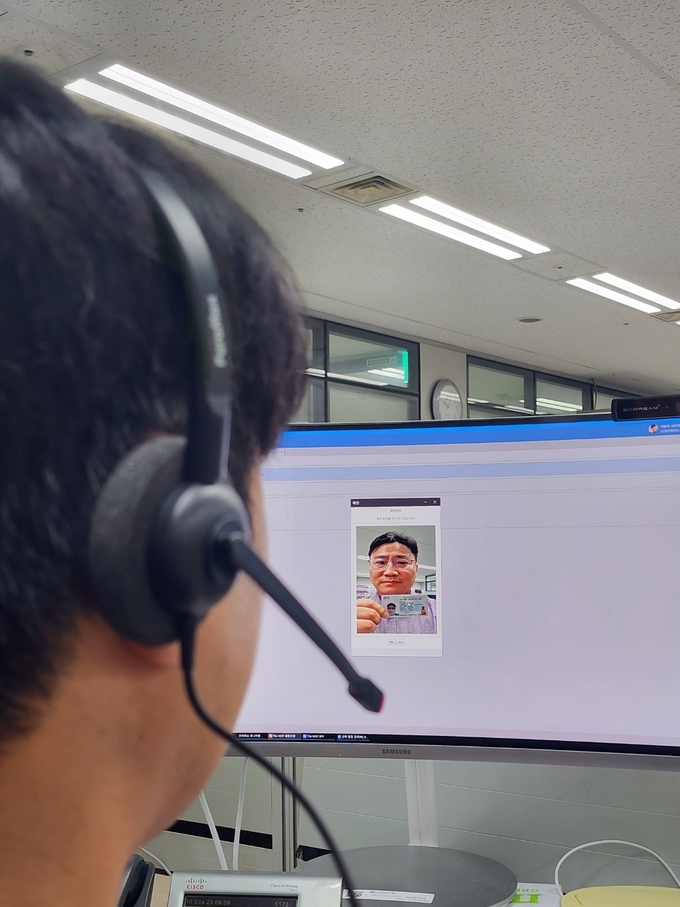 신한은행 직원이 보이스피싱 모니터링 영상확인 시스템으로 고객 본인 여부를 확인하고 있다. (사진=신한은행 제공)