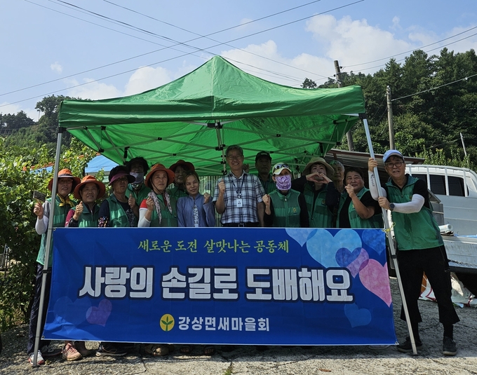 양평군 강상면 새마을회 회원들이 도배 봉사활동을 실시한 후 기념촬영을 하고 있다. (사진=양평군 강상면 행정복지센터 제공)