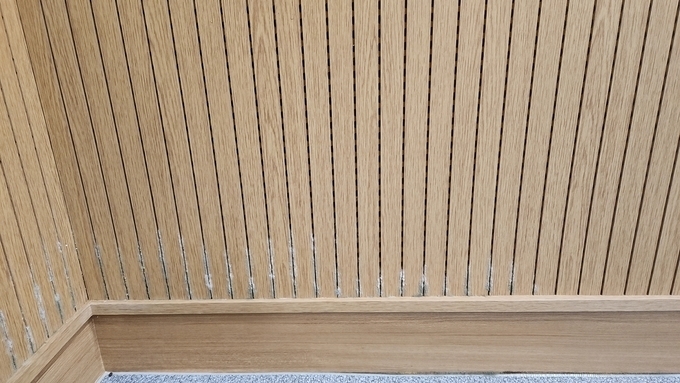 지난달 인천 남동구 논현고잔동 녹색복지숲 생태체험관 교육실 벽이 망가져 있다. ( 사진 = 박지현 기자 )