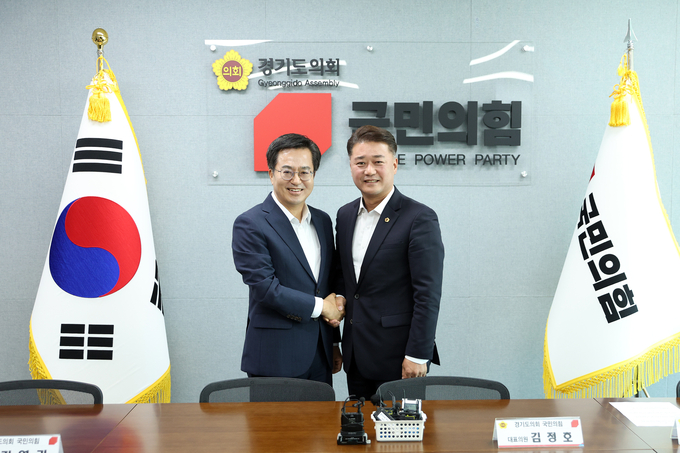 16일 경기도의회 국민의힘 새 대표단을 방문한 김동연 경기도지사가 김정호 대표의원과 기념촬영을 하고 있다. (사진=경기도의회 국민의힘 제공)