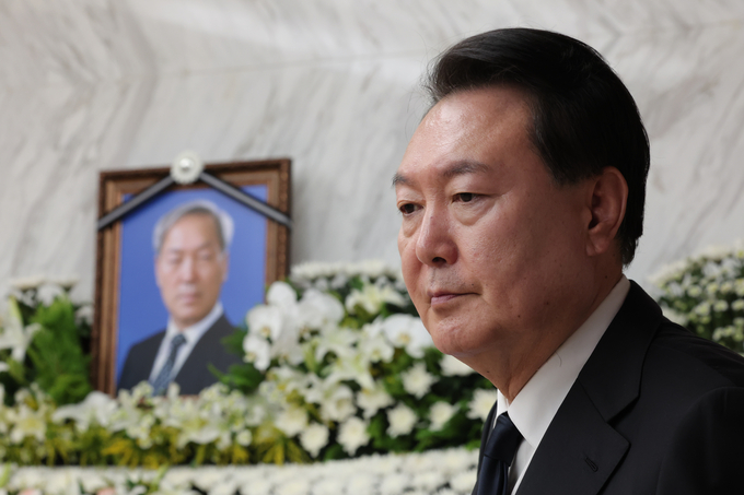 윤석열 대통령이 15일 오후 서울 서대문구 신촌세브란스병원 장례식장에 마련된 부친 윤기중 연세대 명예교수의 빈소를 지키고 있다. 
