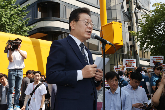  17일 검찰에 출석하기 전 입장문을 읽는 이재명 더불어민주당 대표. (사진=연합뉴스 제공)
