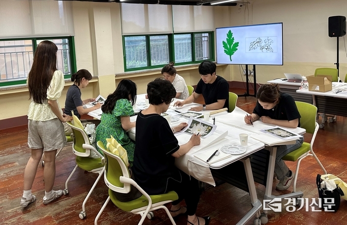 류은선 작가가 동양화를 기본으로 주민참여 활동을 진행하고 있다. (사진=성남문화재단 제공)