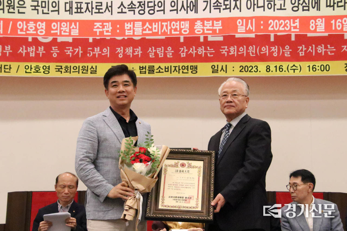 김병욱 의원(사진 왼쪽)이 헌정대상을 수여 받은 뒤 기념촬영을 하고 있다. (사진=김병욱 의원실 제공)