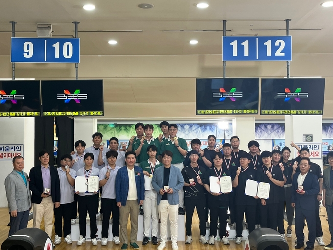 인천교통공사 볼링선수단이 2023 천안실업볼링 전국실업볼링대회 5인조 경기에서 1위를 차지하고 기념촬영을 하고 있다. ( 사진 = 인천교통공사 제공 )