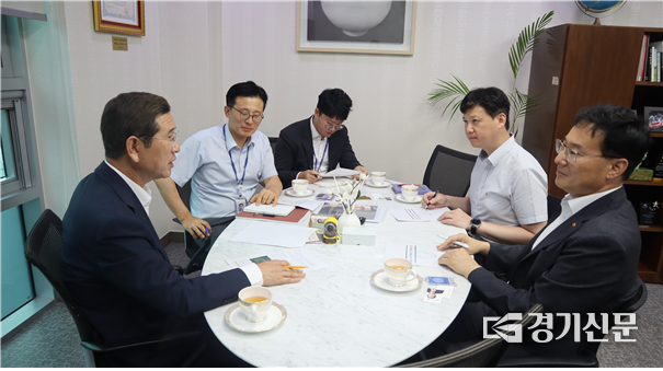 김학용 의원이 한전 계통계획처장 등 관계자들과 안성 지역 전력 부족 사태 해결을 위해 논의 하고 있다(사진=김학용 의원실 제공)