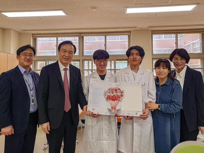임태희 경기도교육감이 특수학교인 아름학교 학생들과 만나 기념사진을 찍고 있다. (사진=경기도교육청 제공)
