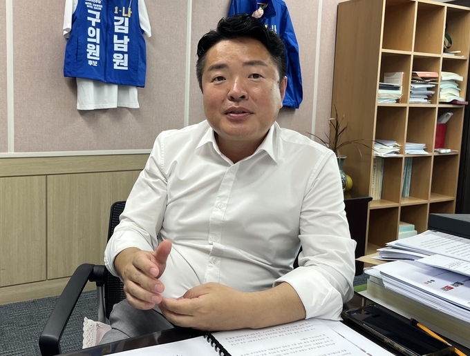 김남원 인천 서구의원이 경기신문과 인터뷰하고 있다. ( 사진 = 김샛별 기자 )